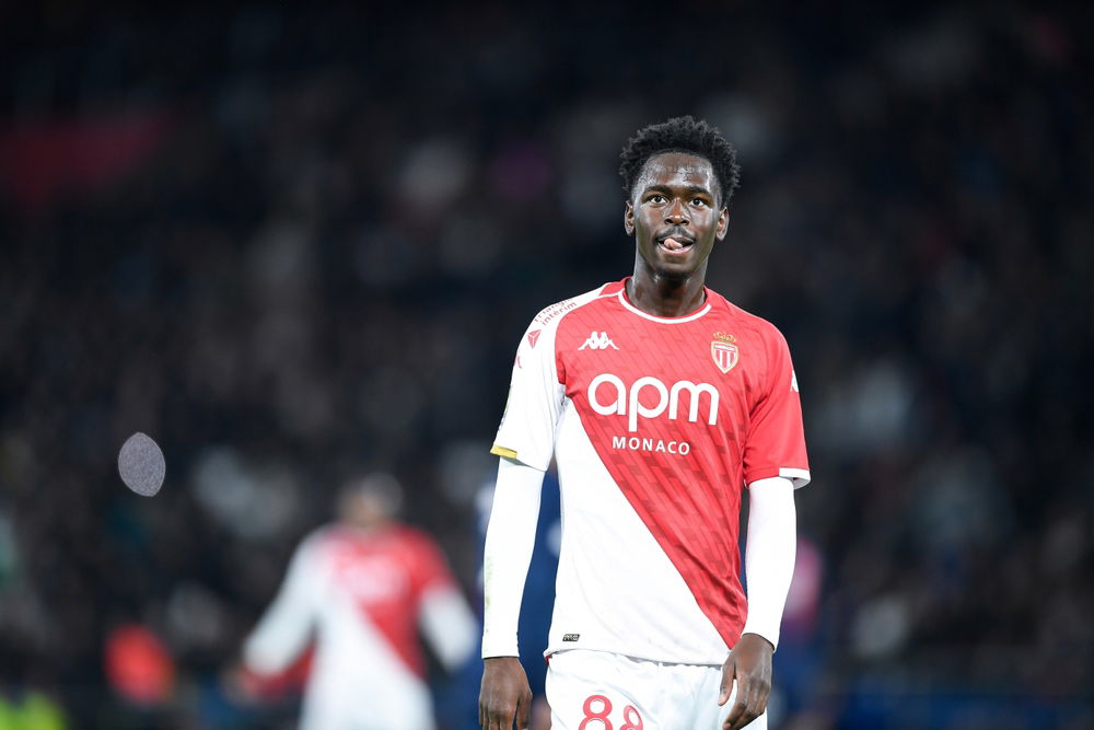 Manchester United and Chelsea ahead of tussle for midfielder – United contact in place